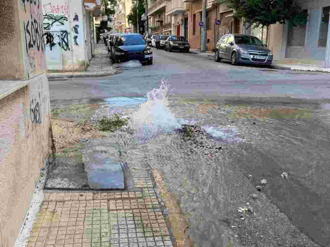διαρροή νερού, water leak ΔΕΥΑΠ, DEYAP Πάτρα, Patras Άγιος Αλέξιος, Agios Alexios Μακεδονίας οδός, Macedonia street Σαρανταπόρου οδός, Sarantaporou street βλάβη ύδρευσης, water supply damage σπατάλη νερού, water waste καταγγελία κατοίκων, residents’ complaint δημοτική ύδρευση, municipal water supply τοπικά νέα Πάτρα, local news Patras προβλήματα ύδρευσης, water supply problems απραξία ΔΕΥΑΠ, DEYAP inaction καθυστερήσεις συνεργείων, repair delays περιβαλλοντικό ζήτημα, environmental issue πλατεία Αγίου Αλεξίου, Agios Alexios square