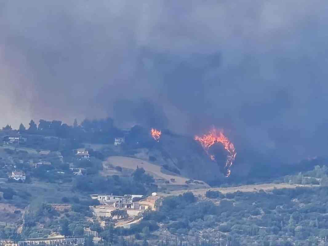 Αναζωπύρωση, πυρκαγιά, Μονή Αγίου Παντελεήμονος, εκκένωση, εγκλωβισμοί, Αστυνομία, Πυροσβεστική, εναέριες ρίψεις, ελικόπτερα, αεροσκάφη, ισχυροί άνεμοι, κρίσιμη κατάσταση, απομάκρυνση κατοίκων, μοναχοί, σωστικά συνεργεία