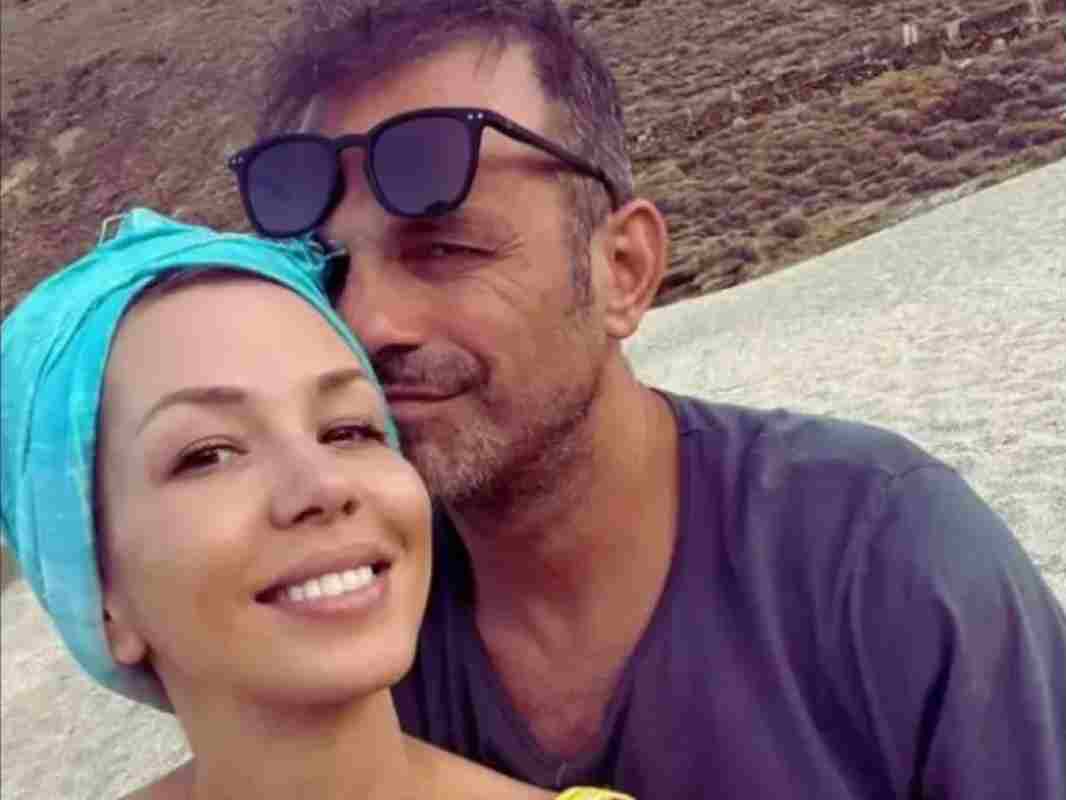 Ντέμης Νικολαΐδης, Demis Nikolaidis, Αλεξάνδρα Νικολαΐδου, Alexandra Nikolaidou, θάνατος, death, καρκίνος μαστού, breast cancer, μάχη με τον καρκίνο, cancer battle, Ευαγγελισμός, Evangelismos Hospital, πρώην ποδοσφαιριστής ΑΕΚ, former AEK footballer, Ατλέτικο Μαδρίτης, Atletico Madrid, παλαίμαχος ποδοσφαιριστής, retired football player, ελληνικό ποδόσφαιρο, Greek football, θλίψη, grief, σύντροφος Ντέμη Νικολαΐδη, Demis Nikolaidis partner, καλήνύχτα μαμά, Kalinyhta Mama ANT1, δημόσια εμφάνιση ΟΠΑΠ Arena, OPAP Arena appearance, ειδήσεις, news, απώλεια, loss, νεκρή 41 ετών, dead at 41, σχέση, relationship, ελληνίδα ηθοποιός, Greek actress