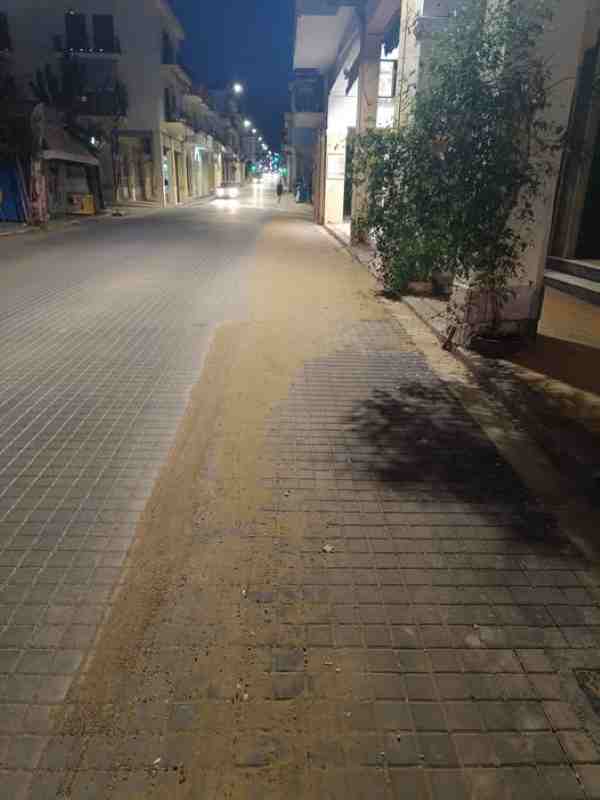 πλατεία Αγίου Γεωργίου, Agios Georgios square, Ρωμαϊκό Ωδείο Πάτρας, Roman Odeon Patras, κυβόλιθοι έργα, paving works, άμμος αρμολόγησης, jointing sand, εργολάβος αμέλεια, contractor negligence, κίνδυνος δικυκλιστές, motorcyclist danger, ολισθηρό οδόστρωμα, slippery pavement, δημοτικά έργα Πάτρα, Patras municipal works, ασφάλεια πολιτών, public safety, τροχαία ατυχήματα, traffic accidents, επίβλεψη εργολαβιών, project supervision, καθαρισμός πλατείας, square cleaning