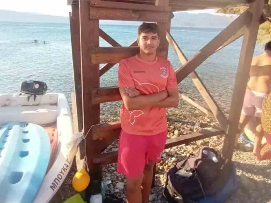 Αραχωβίτικα, Πάτρα, διάσωση, πνιγμός, ναυαγοσώστης, Φίλιππος Αντίοχος, θαλάσσια ρεύματα, παραλία, SUP, λουόμενες, έκτακτο περιστατικό, σωτηρία, ασφάλεια, ακτή, κίνδυνος, Κυριακή, απόγευμα, ισχυρά ρεύματα, έγκαιρη παρέμβαση, επαγγελματισμός