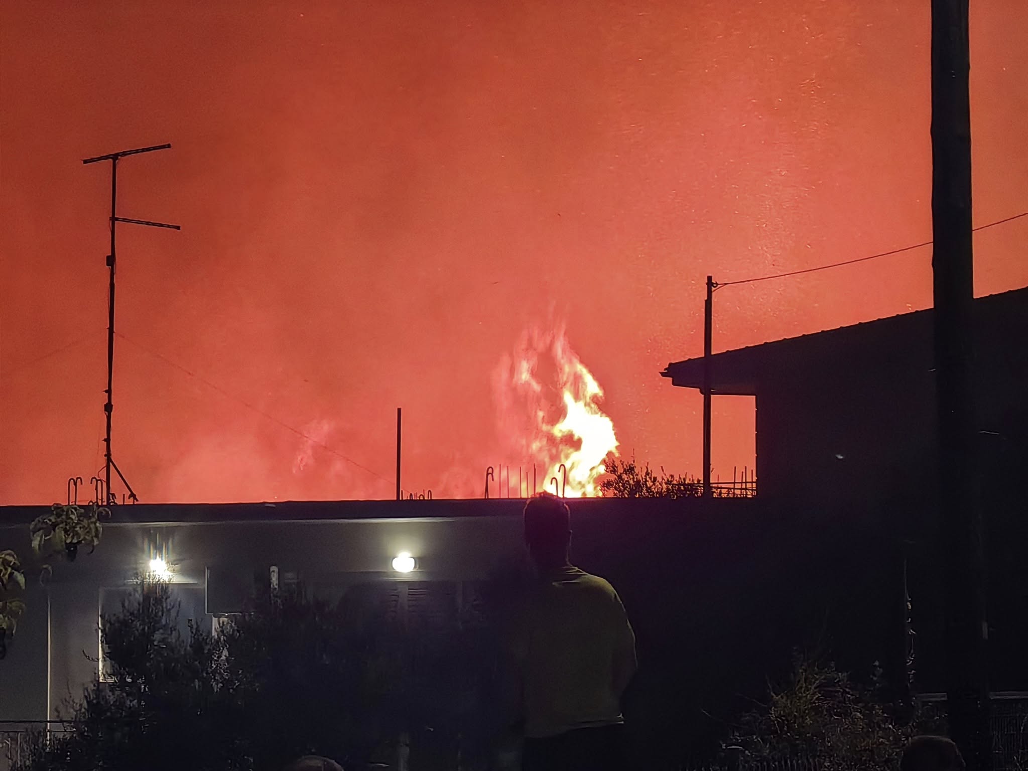 Μπορεί να είναι εικόνα 1 άτομο και φωτιά