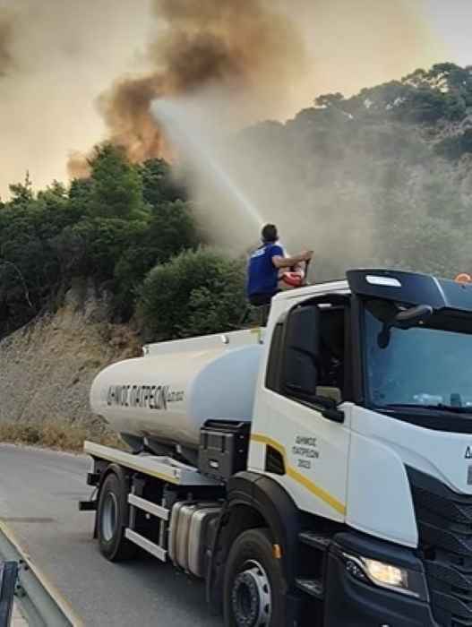 Φωτιά, Αρχαιολογικός Χώρος Βούντενης, Πάτρα, πυρκαγιά, υδροφόρα, Δήμος Πατρέων, κατάσβεση, πυροσβεστική, φωτιά σε βλάστηση, άμεση επέμβαση, προστασία αρχαιοτήτων, πρόληψη πυρκαγιών, καλοκαίρι, θερμοκρασίες, άνεμοι, περιβάλλον, ασφάλεια, ενημέρωση πολιτών, ευρήματα, συναγερμός, τοπικά νέα