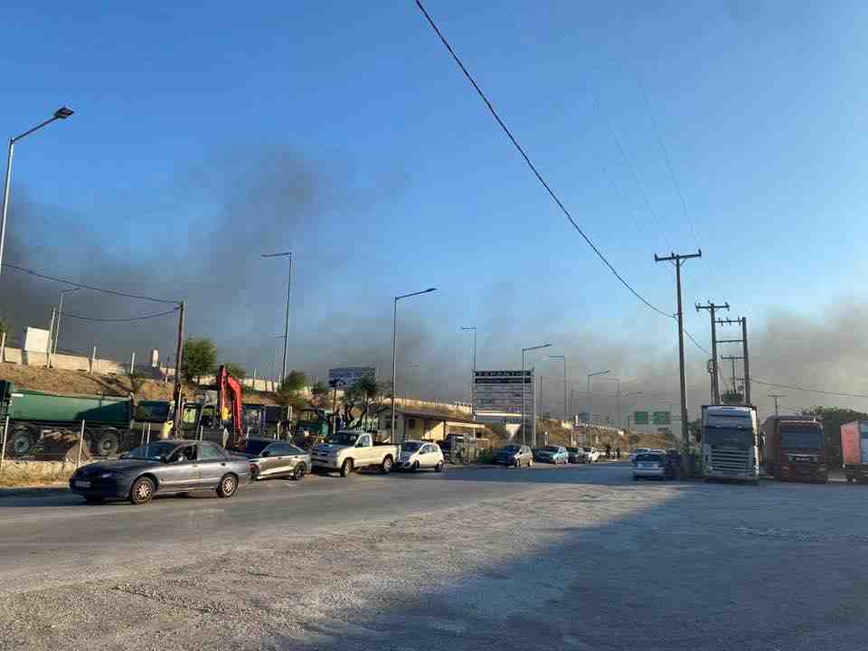 Πάτρα, Αχαΐα, φωτιές, στάχτες, ατμόσφαιρα αποπνικτική, καταστροφή, πυροσβεστική, πολιτική προστασία, δρόμοι, κατοικίες, υποδομές, κάτοικοι, αναπνοή, ασφάλεια, έκτακτη ανάγκη, μάχη με τις φλόγες, καθημερινότητα διαταραγμένη, προετοιμασία, αλληλεγγύη