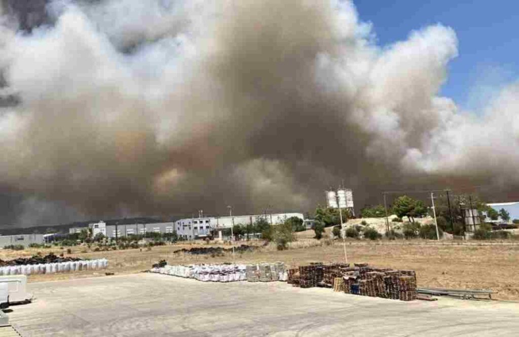 Φωτιά, Ίσωμα, ΒΙΠΕ, Περιστέρα, Πάτρα, πυροσβεστικές δυνάμεις, πυροσβεστική, καπνός, φλόγες, ισχυροί άνεμοι, μεγάλη έκταση, εκκένωση, κέντρο πυροσβεστικής, κλήσεις, δυσλειτουργία, συναγερμός, κατάσβεση, επικίνδυνη κατάσταση, κάτοικοι, επιφυλακή