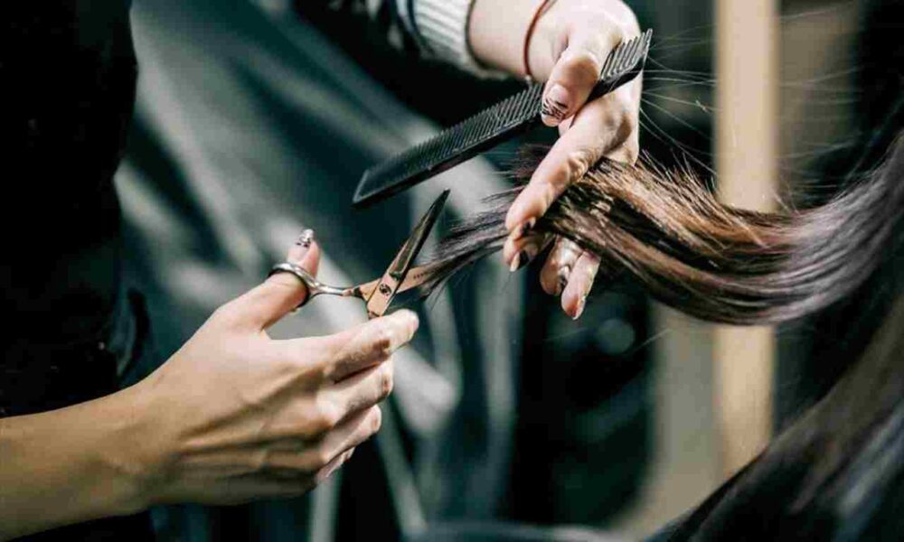 κομμωτήριο, hair salon, κλειστό κομμωτήριο, closed hair salon, περιστατικό Πάτρα, incident Patras, οδός Κορίνθου, Korinthou Street, φθορές καταστήματος, store damages, επίθεση κομμωτήριο, hair salon attack, εξαγριωμένος πελάτης, angry customer, ψυχολογικά προβλήματα, psychological issues, βιτρίνα κομμωτηρίου, hair salon storefront, τοπική κοινωνία Πάτρα, local community Patras, κλωτσιές πρόσοψη, kicks storefront, ασυνήθιστο περιστατικό, unusual incident, ειδήσεις Πάτρα, Patras news