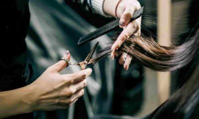 κομμωτήριο, hair salon, κλειστό κομμωτήριο, closed hair salon, περιστατικό Πάτρα, incident Patras, οδός Κορίνθου, Korinthou Street, φθορές καταστήματος, store damages, επίθεση κομμωτήριο, hair salon attack, εξαγριωμένος πελάτης, angry customer, ψυχολογικά προβλήματα, psychological issues, βιτρίνα κομμωτηρίου, hair salon storefront, τοπική κοινωνία Πάτρα, local community Patras, κλωτσιές πρόσοψη, kicks storefront, ασυνήθιστο περιστατικό, unusual incident, ειδήσεις Πάτρα, Patras news