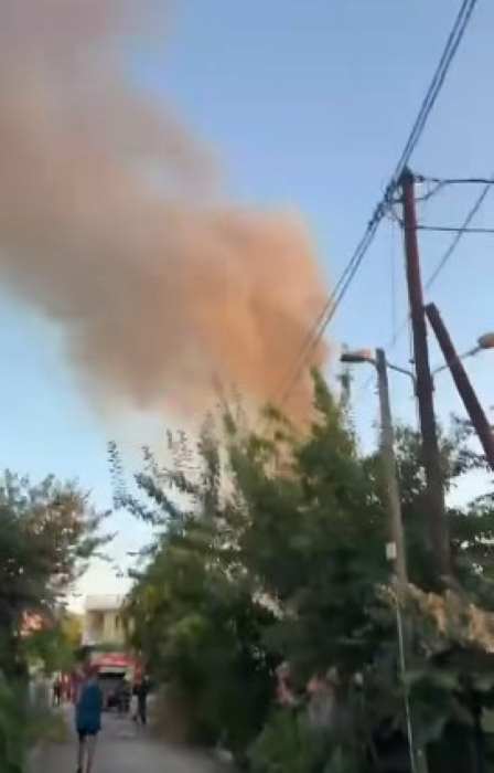 φωτιά, παράπηγμα, Πάτρα, Μπεγουλάκι, Θεοτοκοπούλου, πυρκαγιά, αποθηκευτικός χώρος, χαρτιά, απορρίμματα, εύφλεκτα υλικά, ρακοσυλλέκτης, Πυροσβεστική Υπηρεσία, καπνοί, πυροσβεστικά οχήματα, πυροσβέστες, πυκνοί καπνοί, κίνδυνος, άμεση επέμβαση, Ανακριτικό Τμήμα Πυροσβεστικής