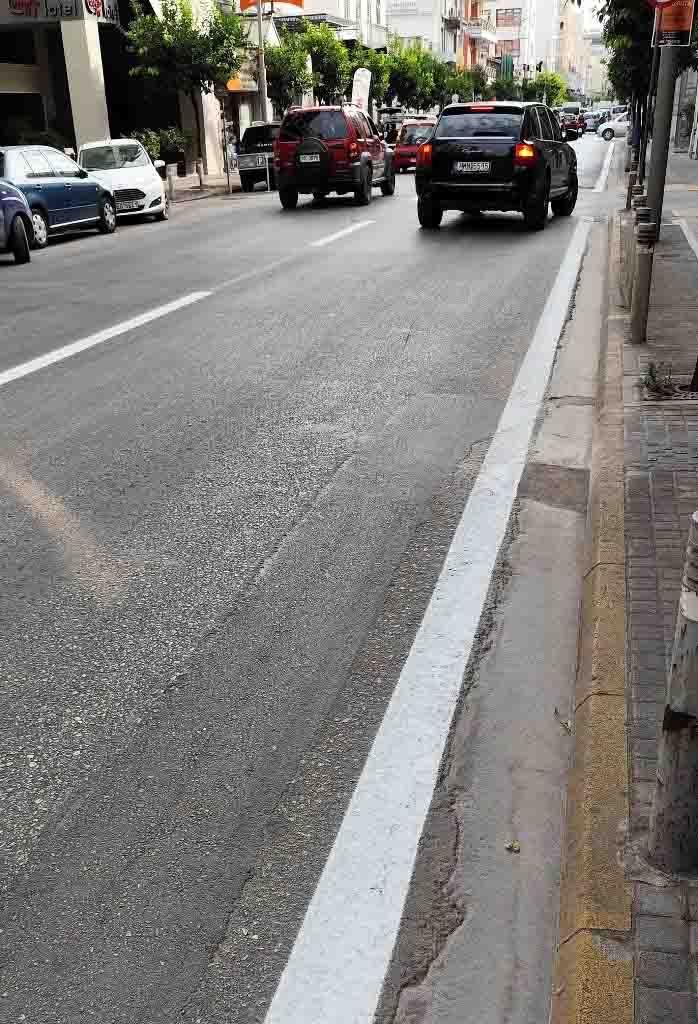 Πατρών, Αγίου Ανδρέου, διαγράμμιση, κίτρινη γραμμή, λευκή γραμμή, Πάτρα, τραβελλογέλας, στάση, στάθμευση, οικονομία, χιούμορ, Δήμος Πατρέων, Πικάσο, Μοντριάν, οδηγός, παράλογο