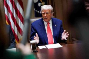 Τραμπ, Μεντβέντεφ, ΗΠΑ, Ρωσία, πυρηνικά υποβρύχια, πυρηνική απειλή, Truth Social, Συμβούλιο Ασφαλείας Ρωσίας, ΝΑΤΟ, γεωπολιτική ένταση, ψυχρός πόλεμος, στρατιωτική κλιμάκωση, διπλωματία, διεθνής ασφάλεια, στρατιωτική ισχύς, ανατολική Ευρώπη, δηλώσεις Τραμπ, απειλές Μεντβέντεφ, εξωτερική πολιτική, κρίση ΗΠΑ-Ρωσίας