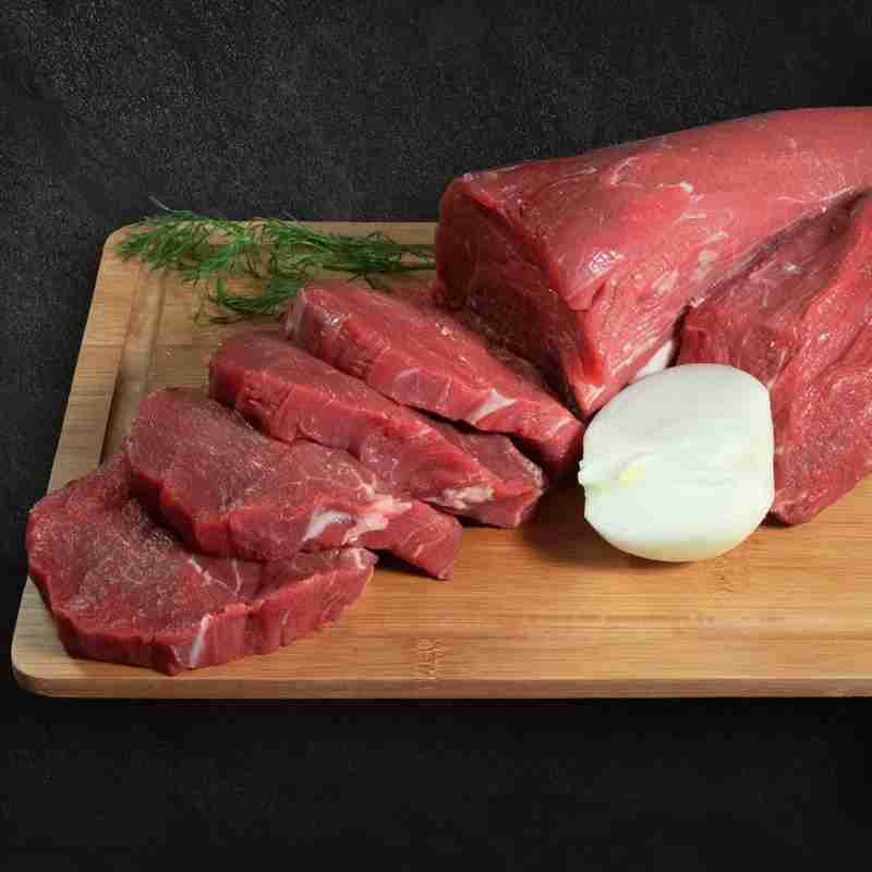 ακρίβεια, inflation τιμές κρέατος, meat prices μοσχάρι, beef ακριβό μοσχάρι, expensive beef μοσχαρίσιος κιμάς, ground beef αρνί, lamb αρνάκι γάλακτος, milk-fed lamb κατσίκι, goat meat χοιρινό, pork κοτόπουλο, chicken γαλακτοκομικά, dairy products φέτα, feta cheese ανατιμήσεις, price hikes νοικοκυριά, households καταναλωτές, consumers Ένωση Κρεοπωλών, Butchers’ Federation ελλείψεις αγοράς, market shortages παγκόσμια επάρκεια βοοειδών, global cattle supply ελληνική αγορά, Greek market ακριβά βασικά είδη, expensive essentials οικογενειακός προϋπολογισμός, household budget