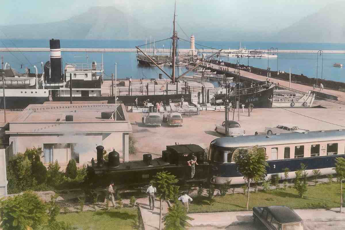λιμάνι, port, ψαράδες, fishermen, φάρος, lighthouse, πλοία, ships, θαλαμηγός, yacht, Ριρίκα, Νίκος, Καλυδών ΙΙΙ, ξυλεία, shipping, καθημερινή ζωή, daily life, δεκαετία 1950, 1950s, δεκαετία 1960, 1960s, παραλία, seaside, ναυτιλία, maritime, ελληνικό λιμάνι, Greek port, θαλάσσια σκηνή, sea scene, ιστορικό λιμάνι, historic port, παράδοση, tradition, τουρισμός, tourism
