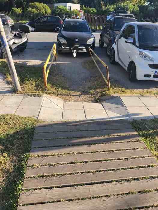 παράνομη στάθμευση, ράμπα ΑμεΑ, προσβασιμότητα, δικαιώματα ΑμεΑ, κοινωνική αδιαφορία, παραβίαση νόμου, ανθρώπινα δικαιώματα, δημόσιος χώρος, σεβασμός, παιδεία, αντικοινωνική συμπεριφορά, παραλία, κινητικά προβλήματα, συνείδηση πολίτη, πολιτισμός, εγωισμός, αναπηρία, εμπόδιο, δήμος, παραβατικότητα