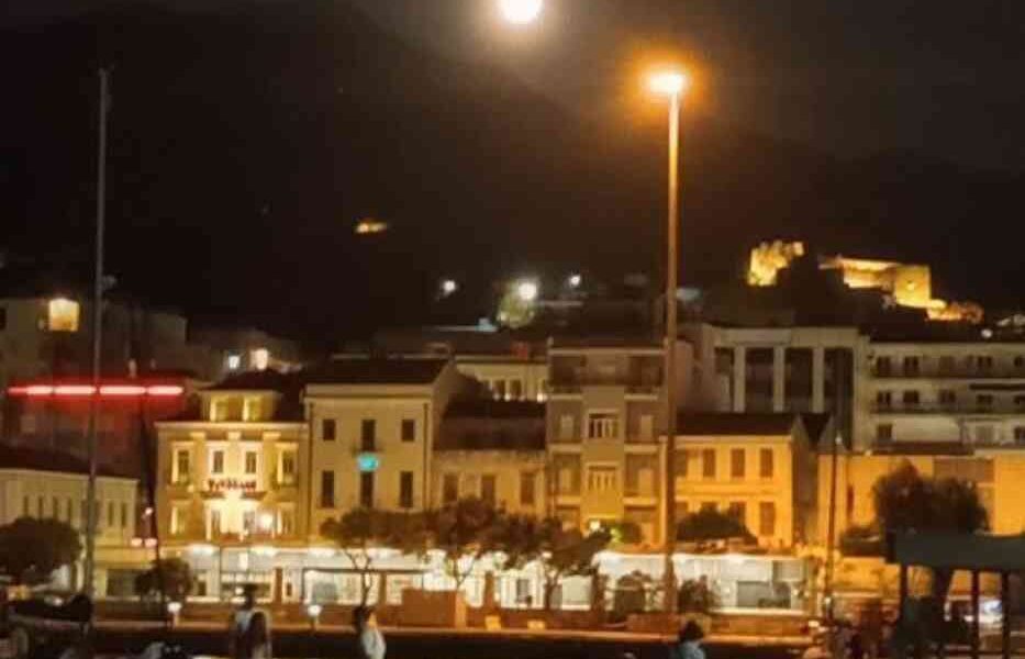 πανσέληνος, Οξύρρυγχος, Αύγουστος, καλοκαίρι, φεγγάρι, θερινά σινεμά, κλασικές ταινίες, φωτορύπανση, ρομαντισμός, νυχτερινός ουρανός, μαγεία, θάλασσα, ακρογιαλιά, πλατεία, φως σελήνης