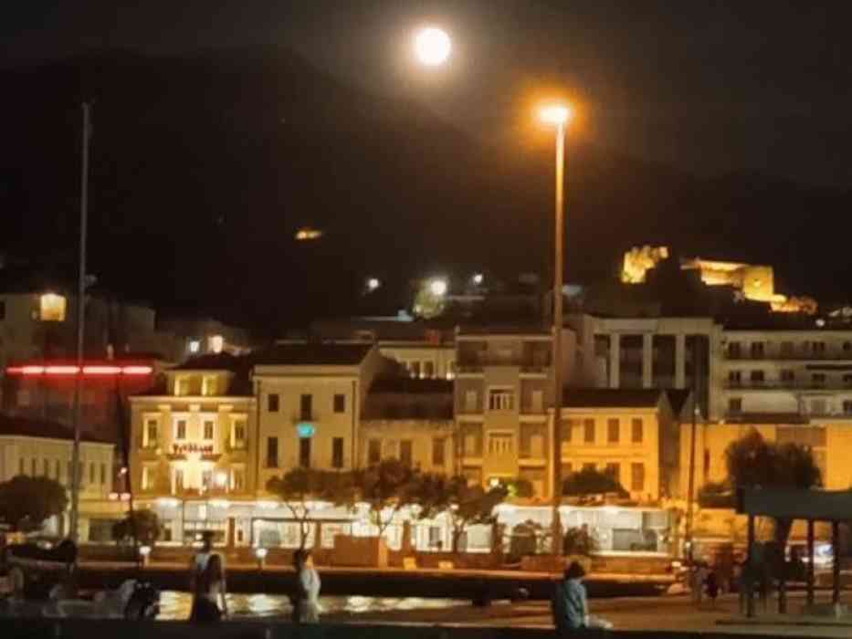 πανσέληνος, Οξύρρυγχος, Αύγουστος, καλοκαίρι, φεγγάρι, θερινά σινεμά, κλασικές ταινίες, φωτορύπανση, ρομαντισμός, νυχτερινός ουρανός, μαγεία, θάλασσα, ακρογιαλιά, πλατεία, φως σελήνης