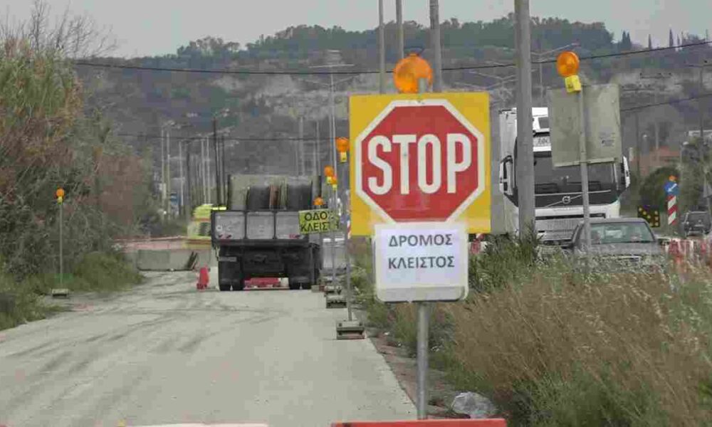 Πατρών - Πύργου, έργα οδοποιίας, παλαιά εθνική οδός, κυκλοφοριακό χάος, καθυστερήσεις, μονοδρόμηση, οδοστρώμα, ταλαιπωρία οδηγών, δημόσια έργα, κακός προγραμματισμός, φανάρι κυκλοφορίας, ουρές χιλιομέτρων, μισοτελές έργο, εγκαινιασμένο τμήμα, Νοέμβριος παράδοση, Μιντιλόγλι, Αλισσός, Βραχαιΐκα, λανθασμένος σχεδιασμός, ευθύνη πολιτείας, πολυδιαφημισμένο έργο