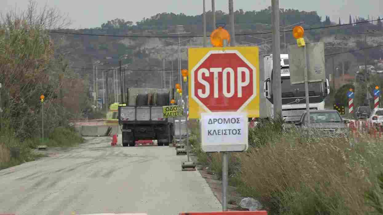 Πατρών - Πύργου, έργα οδοποιίας, παλαιά εθνική οδός, κυκλοφοριακό χάος, καθυστερήσεις, μονοδρόμηση, οδοστρώμα, ταλαιπωρία οδηγών, δημόσια έργα, κακός προγραμματισμός, φανάρι κυκλοφορίας, ουρές χιλιομέτρων, μισοτελές έργο, εγκαινιασμένο τμήμα, Νοέμβριος παράδοση, Μιντιλόγλι, Αλισσός, Βραχαιΐκα, λανθασμένος σχεδιασμός, ευθύνη πολιτείας, πολυδιαφημισμένο έργο