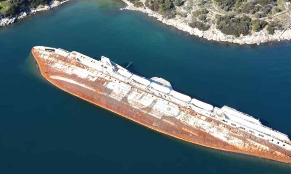 Mediterranean Sky, Πάτρα, Ελευσίνα, Karageorgis Lines, Ανκόνα, Μπρίντιζι, επιβατηγό πλοίο, ναυάγιο, εγκατάλειψη, ελληνική ακτοπλοΐα, παροπλισμένο πλοίο, λιμάνι Πάτρας, ναυπηγική ιστορία, θαλάσσιες συγκοινωνίες, Αριστομένης Καραγιώργης, πλοίο 1970, ελληνική ναυτιλία, ταξίδι Μεσογείου, πλοία-θρύλοι, μνήμες Πάτρας