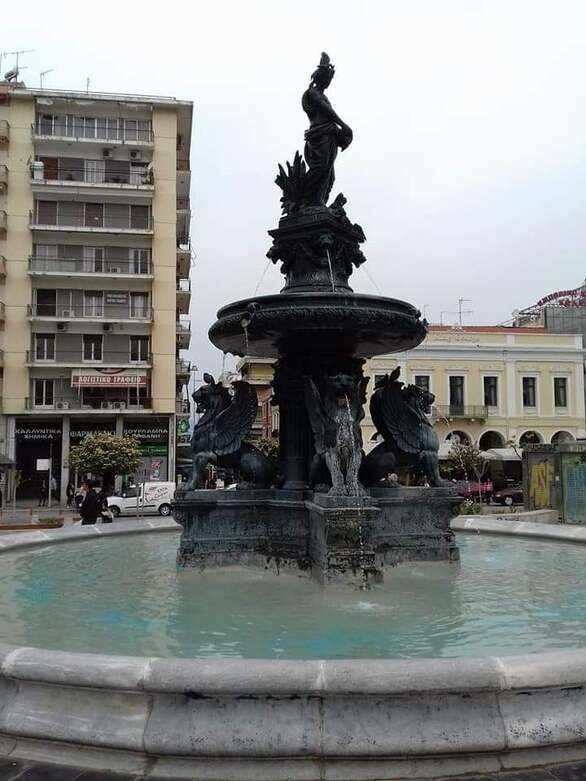 Πλατεία Γεωργίου, Πάτρα, συντριβάνια, εγκατάλειψη, γκράφιτι, χωρίς νερό, δημόσιος χώρος, υποβάθμιση, δημοτική αδιαφορία, εικόνα πόλης, κέντρο Πάτρας, συντήρηση, αισθητική, τοπική αυτοδιοίκηση, τουρισμός, δημότες, βανδαλισμοί, καθαριότητα, αστικό τοπίο, παραμέληση