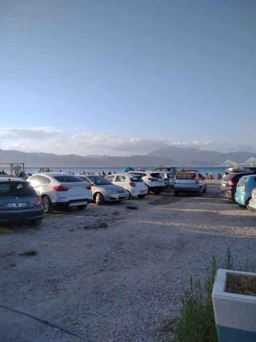 Πλαζ Πάτρας, παράνομη στάθμευση, παρκαρισμένα οχήματα, κυκλοφοριακό χάος, Αστικό ΚΤΕΛ, λεωφορείο, οδική ασφάλεια, κυκλοφοριακές ρυθμίσεις, μονοδρόμηση, Τροχαία, Δήμος Πατρέων, επιστολή Δήμου, πεζόδρομος, παραλία, λουόμενοι, δημόσιος χώρος, οδηγοί Ι.Χ., αδιαφορία, αστυνόμευση, επικίνδυνο οδόστρωμα