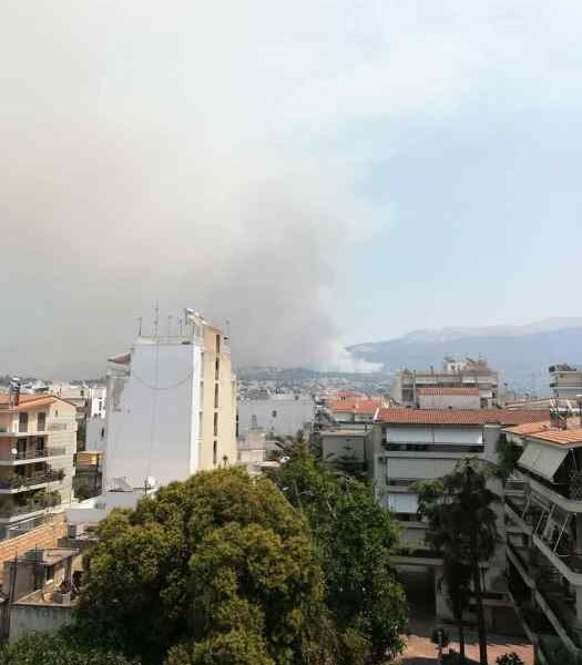 Πυκνοί καπνοί, Γηροκομειό, Πυροσβεστική, πυρκαγιά, εκκένωση, κάτοικοι, περιοχή, οχήματα, προσωπικό, τραυματισμοί, αίτια, επιχείρηση κατάσβεσης, ανησυχία, αρχές