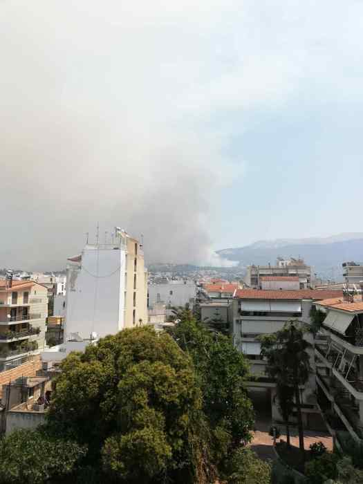 Πυκνοί καπνοί, Γηροκομειό, Πυροσβεστική, πυρκαγιά, εκκένωση, κάτοικοι, περιοχή, οχήματα, προσωπικό, τραυματισμοί, αίτια, επιχείρηση κατάσβεσης, ανησυχία, αρχές