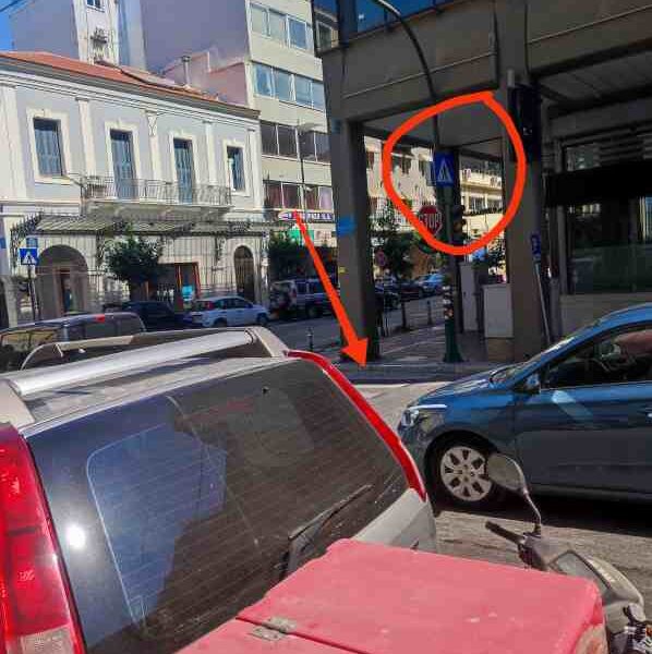 διαβάσεις πεζών, pedestrian crossings, φανάρια ρύθμισης κυκλοφορίας, traffic lights, ασφάλεια πεζών, pedestrian safety, φωτιζόμενη πινακίδα διάβασης, illuminated pedestrian sign, οδική σήμανση, road signage, στάση οχημάτων σε διάβαση, vehicle stop at crossing, βλάβη φαναριού, traffic light failure, κυκλοφοριακοί κανόνες, traffic rules, Ελλάδα, Greece, ευρωπαϊκές πόλεις, European cities, σήμανση δρόμου, road markings, προστασία πεζών, pedestrian protection