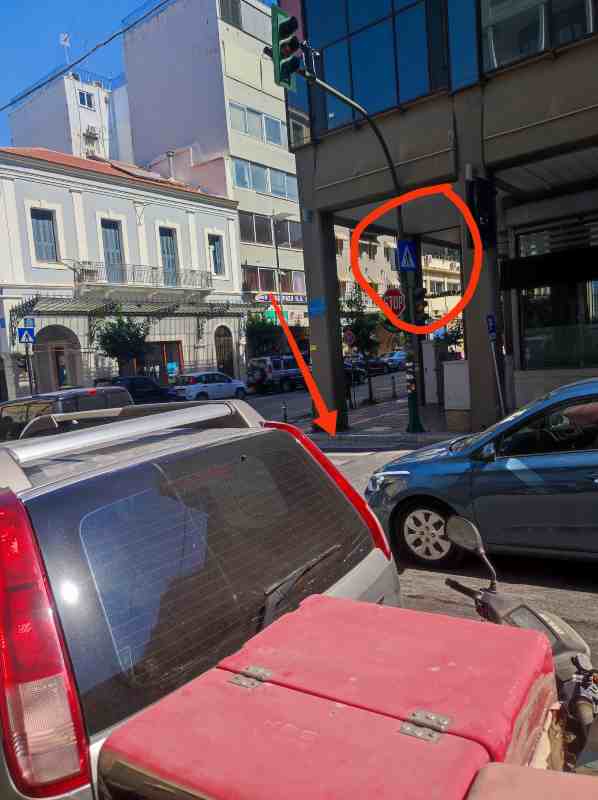 διαβάσεις πεζών, pedestrian crossings, φανάρια ρύθμισης κυκλοφορίας, traffic lights, ασφάλεια πεζών, pedestrian safety, φωτιζόμενη πινακίδα διάβασης, illuminated pedestrian sign, οδική σήμανση, road signage, στάση οχημάτων σε διάβαση, vehicle stop at crossing, βλάβη φαναριού, traffic light failure, κυκλοφοριακοί κανόνες, traffic rules, Ελλάδα, Greece, ευρωπαϊκές πόλεις, European cities, σήμανση δρόμου, road markings, προστασία πεζών, pedestrian protection
