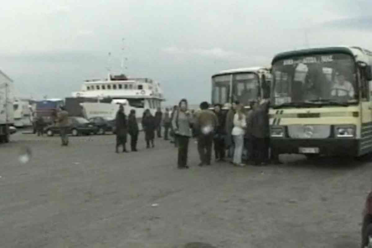 Αντίρριο, Antirrio, Ρίο Αντίρριο, Rio Antirrio, Γέφυρα Ρίου Αντιρρίου, Rio Antirrio Bridge, Γέφυρα Χαρίλαος Τρικούπης, Charilaos Trikoupis Bridge, φέρι μποτ Αντίρριο, Antirrio ferry boat, μετακίνηση με φέρι, ferry transportation, παλιά Ελλάδα, old Greece, ρετρό βίντεο, retro video, ιστορικό αρχείο, historical archive, νοσταλγία, nostalgia, ταξίδι στον χρόνο, time travel, Κορινθιακός κόλπος, Corinthian Gulf, μεταφορές στην Ελλάδα, transportation in Greece, πριν τη γέφυρα, before the bridge, τοπική ιστορία, local history, παλαιές εικόνες, old footage, παλιές εποχές, past times