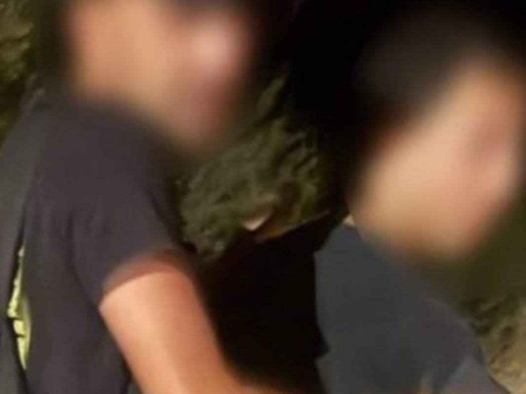 Εμπρησμός, Πάτρα, Συχαινά, συλλήψεις, νεαροί, 19χρονος, ομολογία, φωτογραφίες, μπουκάλι, εύφλεκτο υγρό, μαρτυρία, δίκυκλο, ΕΛ.ΑΣ., εγκληματολογικά εργαστήρια, εισαγγελέας, τοπική κοινωνία