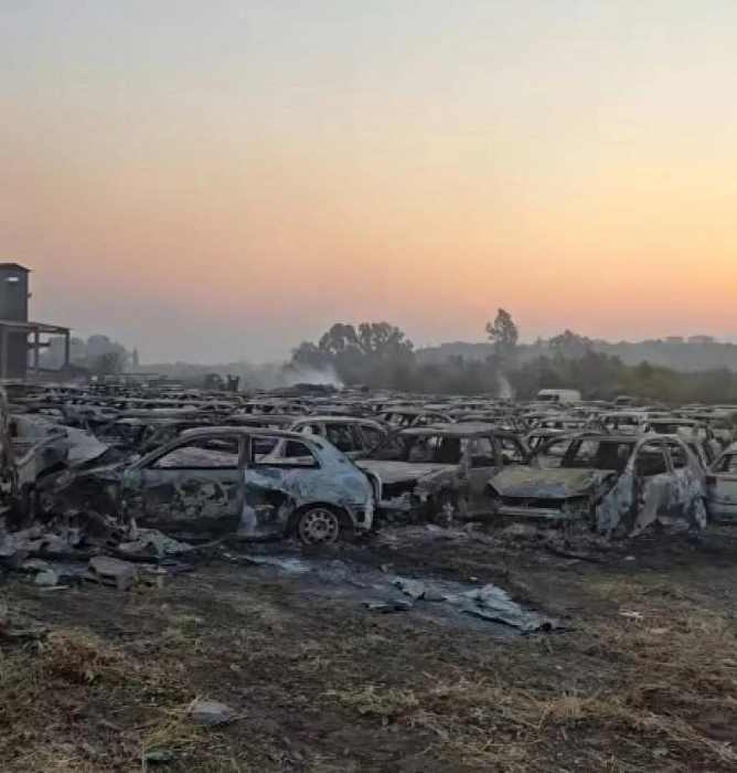 πυρκαγιά, τελωνείο Πάτρας, καμένα αυτοκίνητα, 550 οχήματα, λιμάνι Πάτρας, εμπρησμός, ζημιές εκατομμυρίων, Πυροσβεστική, έρευνα αιτίων, τοπική κοινωνία, καταστροφή, αποκαΐδια, μαύρος καπνός, περιουσίες, ασφάλεια εγκαταστάσεων