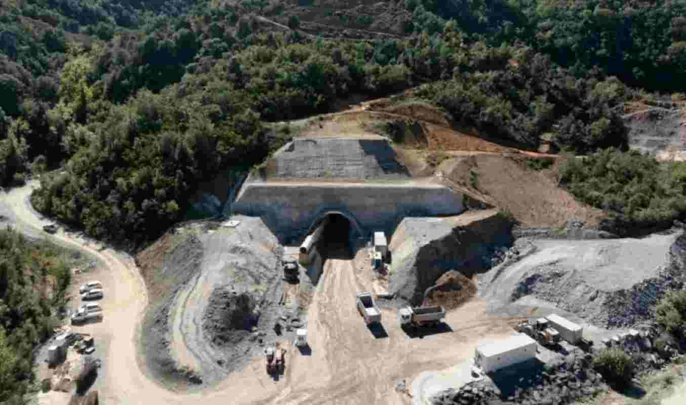 Aleurada Amfilochia, work accident, machine operator death, bulldozer, dam construction, fire brigade, rescue, Agrinio, safety investigation, local community, tragedy, construction site accident, colleagues, Monday night, August 18