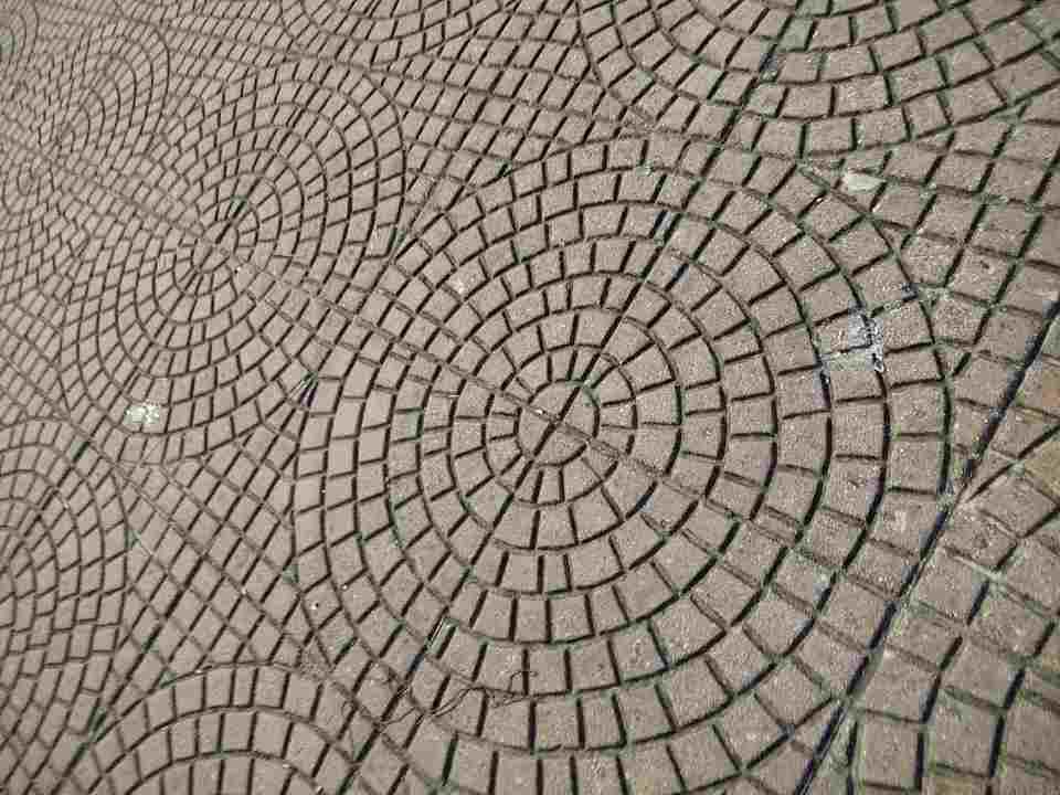 Πλατεία Παναχαϊκής, Πάτρα, παιδική χαρά, γυαλιά σπασμένα, αποφάγια, σκουπίδια, εγκατάλειψη, κίνδυνος για παιδιά, καθαριότητα, δημοτική αρχή, Έλληνος Στρατιώτου, Ρουμελιώτη, δημόσιος χώρος, ανάρτηση Facebook, Σταυρούλα Δημητριάδου, ασφάλεια παιδιών, καταγγελία, τοπική κοινωνία, καλοκαίρι, γειτονιά Πατρών