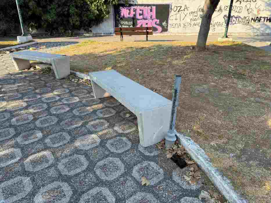 Μποζαΐτικα, βανδαλισμός, καταστροφές, δημόσιος χώρος, παγκάκια, τσιμεντένια καθίσματα, κάδοι απορριμμάτων, φωτιά σε κάδους, συντριβάνι, σκουπίδια, ρύπανση, γυαλιά σπασμένα, ασέβεια, περιβάλλον, καθαριότητα, ευθύνη, οικογένειες, διαπαιδαγώγηση, κοινωνία, σεβασμός, δημόσια περιουσία, εγκατάλειψη, πολιτισμός, κοινότητα