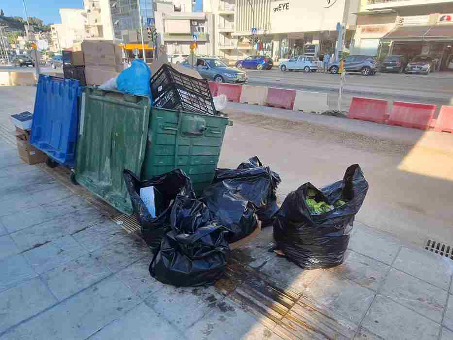 Πάτρα, απορρίμματα, υγειονομική βόμβα, ασυνειδησία, επιχειρηματίες, σκουπίδια, απόβλητα, δημόσια υγεία, ρύπανση, κάδοι απορριμμάτων, καθαριότητα, έργα, αδιαφορία, δυσωδία, δημόσιος χώρος, περιβάλλον, καθυστέρηση αποκομιδής, κοινωνική ευθύνη, δημόσια εικόνα, αστική ζωή
