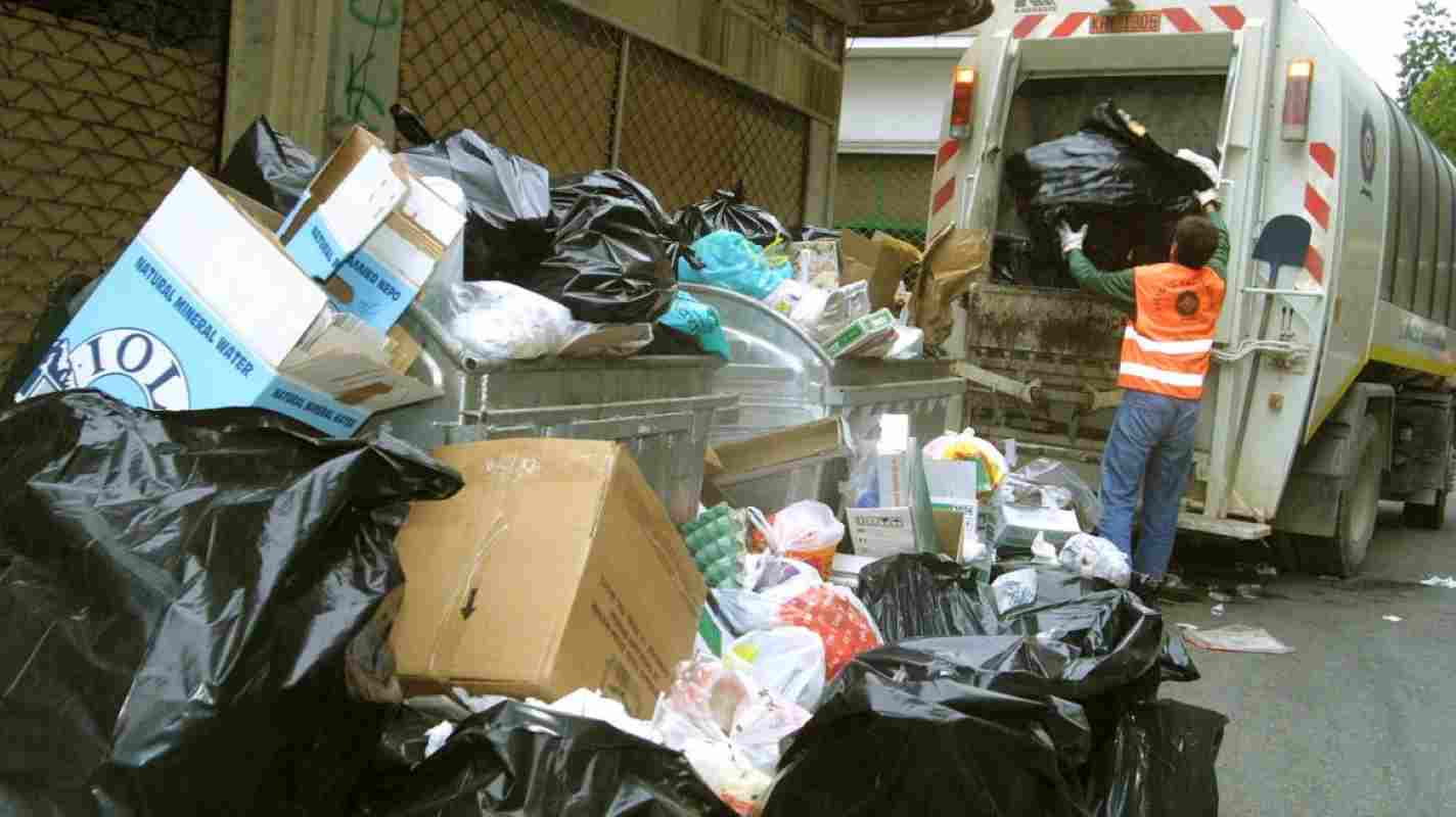Patras, waste collection, Xerolakkas landfill, wildfire, Patras Municipality, sanitation, municipal workers, garbage management, street cleaning, environment, city cleanliness, emergency measures, public services