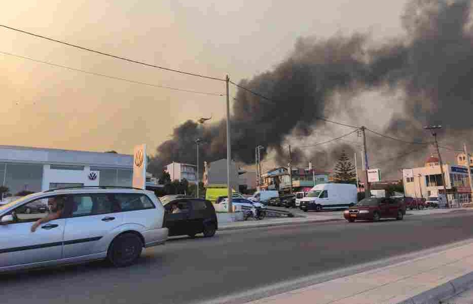 Βούντενη, Αχαΐα, φωτιά, πυρκαγιά, ολονύχτια μάχη, φλόγες, κάτοικοι, περιουσίες, πυροσβεστική, καταστροφή, εκκένωση, καπνός, ισχυροί άνεμοι, εναέρια μέσα, δάκρυα, καλλιέργειες, δάσος, απελπισία, αντίσταση, τιτάνια προσπάθεια
