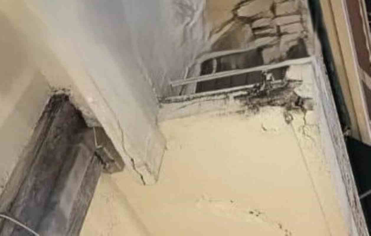 Πάτρα, Patras, Υψηλά Αλώνια, Ypsila Alonia, πτώση μπαλκονιού, balcony collapse, τσιμέντα στο πεζοδρόμιο, concrete falling, κάγκελα ξηλώθηκαν, railings detached, πολυκατοικία Πάτρα, apartment building Patras, κίνδυνος από μπαλκόνι, balcony danger, ατύχημα πολυκατοικίας, apartment accident, τραγικό περιστατικό Γούναρη, Gounari tragic incident, πτώση σοβάδων, falling plaster, θάνατος από μπαλκόνι, death from balcony, επικίνδυνα κτίρια Πάτρα, dangerous buildings Patras, ασφάλεια πολιτών, public safety, συντήρηση πολυκατοικιών, building maintenance, στατικότητα κτιρίων, building stability, έλεγχος παλιών κτιρίων, old buildings inspection