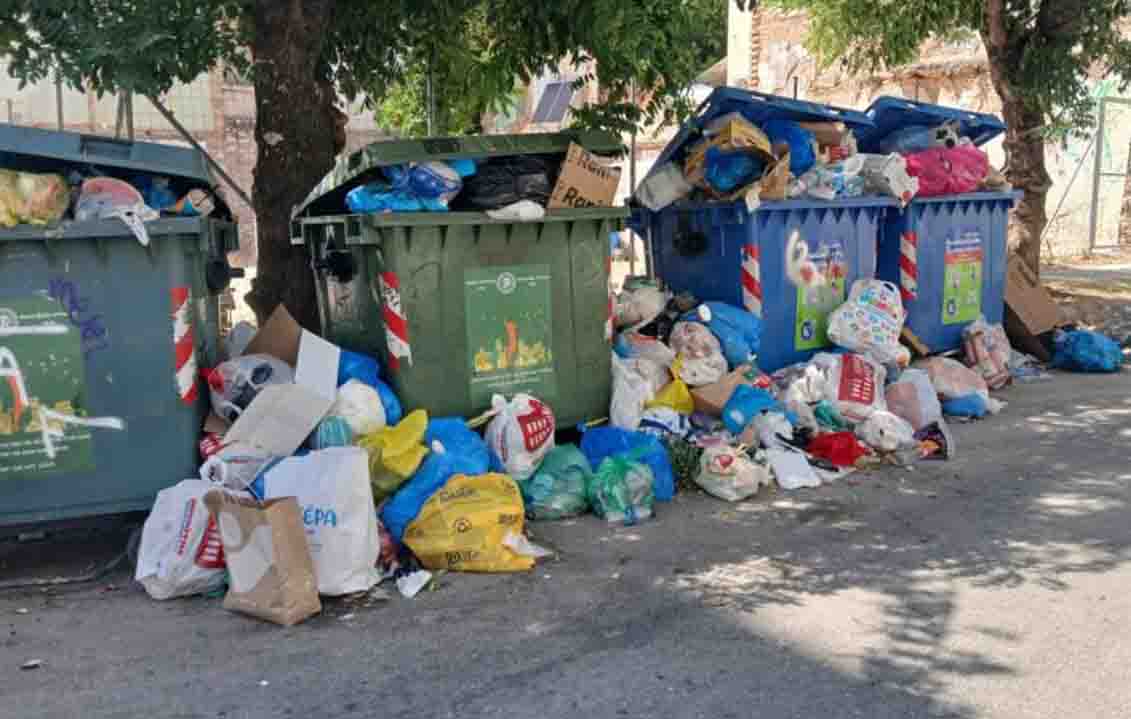 Patras, garbage, waste collection, fires, public health, Assumption of Mary, trash mounds, Patras Municipality, cleanliness, crisis, stench, environment, waste disposal disruption