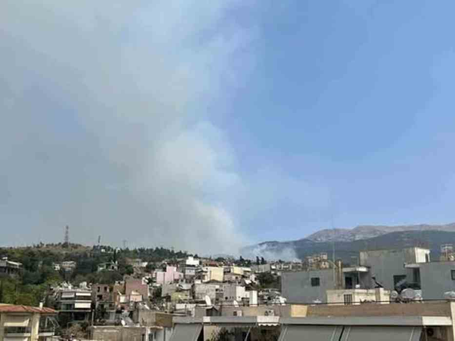 Πυκνοί καπνοί, Γηροκομειό, Πυροσβεστική, πυρκαγιά, εκκένωση, κάτοικοι, περιοχή, οχήματα, προσωπικό, τραυματισμοί, αίτια, επιχείρηση κατάσβεσης, ανησυχία, αρχές