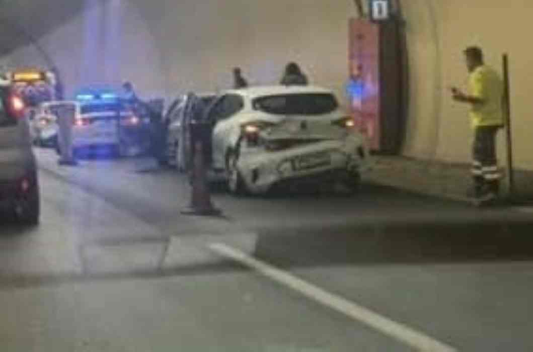 καραμπόλα, τροχαίο, Πάτρα, Περιμετρική Οδός, σήραγγα Αγίας Βαρβάρας, κυκλοφοριακό χάος, μποτιλιάρισμα, υλικές ζημιές, τροχαία, σύγκρουση οχημάτων, πρωινή αιχμή, καθυστέρηση, ατύχημα, κυκλοφορία, Αθήνα