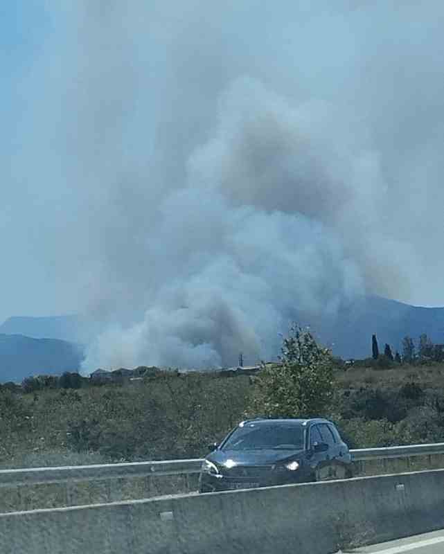 Πυρκαγιά, Πάλαιρος, Βόνιτσα, Δήμος Ακτίου-Βόνιτσας, χορτολιβαδική έκταση, ισχυρές επίγειες δυνάμεις, εναέρια μέσα κατάσβεσης, υδροφόρες, μηχανήματα έργου, αντιπυρικές ζώνες, Περιφέρεια, ισχυροί άνεμοι, εξάπλωση φωτιάς, μάχη με τις φλόγες, προστασία κατοικημένων περιοχών