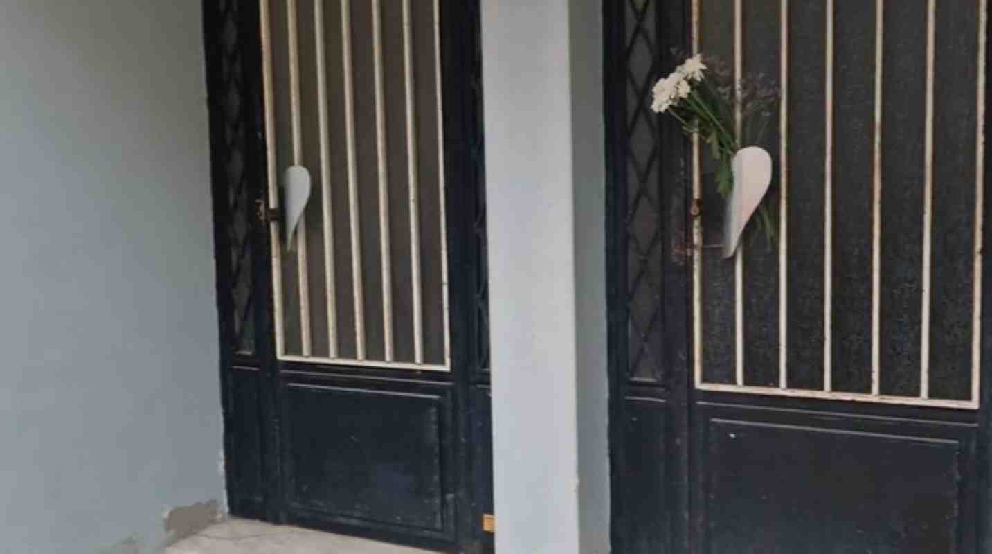 Πάτρα, Patras, Ακτή Δυμαίων, Akti Dymaion, τροχαίο δυστύχημα, fatal accident, τροχαίο Πάτρα, Patras car accident, μοτοσικλέτα παρέσυρε, motorcycle crash, γιαγιά ήρωας, grandmother hero, αυτοθυσία, self-sacrifice, Τιτίκα Βασιλοπούλου, Titika Vassilopoulou, κηδεία Τιτίκα Βασιλοπούλου, Titika Vassilopoulou funeral, 8χρονο κορίτσι, 8-year-old girl, Καραμανδάνειο νοσοκομείο Παίδων, Karamandaneio Children's Hospital, τραγικό δυστύχημα, tragic accident, θρήνος στην Πάτρα, mourning in Patras, λουλούδια στη μνήμη, flowers in memory, γιαγιά ασπίδα, grandmother shield, συγκίνηση, emotion, γείτονες, neighbors, Νότιο Πάρκο Πάτρας, South Park Patras