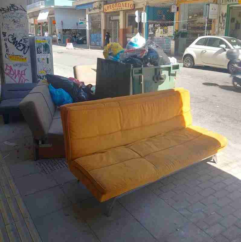 Πάτρα, Patras, Ρήγα Φεραίου, Riga Fereou, Ζαΐμη, Zaimi, Αράτου, Aratou, κέντρο πόλης, city center, καθαριότητα, cleanliness, κάδοι απορριμμάτων, garbage bins, σκουπίδια, trash, βρωμιά, dirt, δυσοσμία, bad odor, εγκατάλειψη, neglect, δημόσιος χώρος, public space, καναπέδες πεζοδρόμιο, couches on sidewalk, ασχήμια πόλης, urban ugliness, αισθητική πόλης, city aesthetics, περιβάλλον, environment, αγανάκτηση πολιτών, citizens’ outrage, καταγγελία, complaint, δημοτική ευθύνη, municipal responsibility, καθημερινότητα πόλης, urban daily life, ντροπή, shame