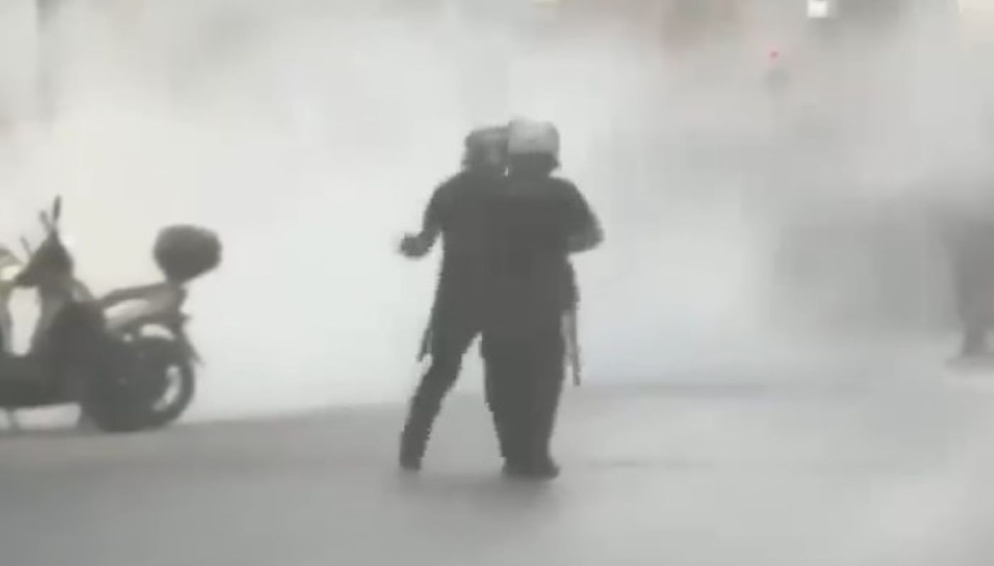 Παύλος Φύσσας, Pavlos Fyssas, Πάτρα επεισόδιο, Patras incident, αντιφασιστική πορεία, antifascist march, αστυνομικοί συμπλοκή, police clash, ΜΑΤ ένταση, riot police tension, ρίψη δακρυγόνων, tear gas, αστυνομική βία, police violence, ερασιτεχνικό βίντεο, amateur video, αστυνομικός χτυπά συνάδελφο, police officer hits colleague, επεισόδιο Πατρών, Patras protest, διαδηλωτές Πάτρα, Patras demonstrators, Ελληνική Αστυνομία,