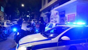 Ζαρουχλέικα,Zarouchleika,επεισόδιο,incident,κατάστημα καφέ,café shop,άνδρας σε αμόκ,man in frenzy,αλκοόλ,alcohol,αστυνομία,police,συλλήψη,arrest,βανδαλισμός,vandalism,σπασμένα τζάμια,broken glass,τραπέζια καρέκλες,tables chairs,πανικός,panic,ζημιές,damage,νυχτερινό περιστατικό,night incident,τοπικά νέα,