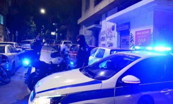Ζαρουχλέικα,Zarouchleika,επεισόδιο,incident,κατάστημα καφέ,café shop,άνδρας σε αμόκ,man in frenzy,αλκοόλ,alcohol,αστυνομία,police,συλλήψη,arrest,βανδαλισμός,vandalism,σπασμένα τζάμια,broken glass,τραπέζια καρέκλες,tables chairs,πανικός,panic,ζημιές,damage,νυχτερινό περιστατικό,night incident,τοπικά νέα,