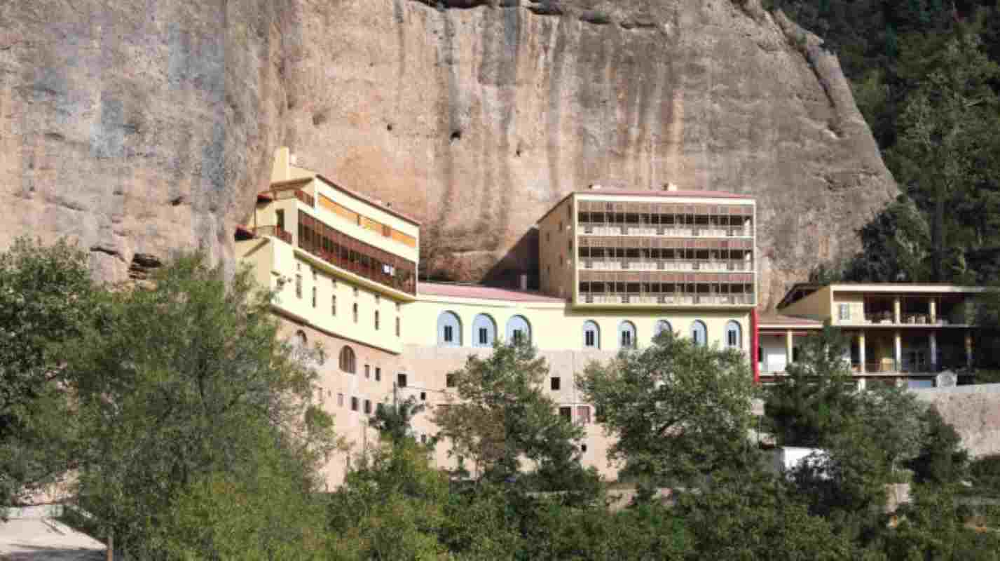 αρχαιοκαπηλία, antiquities smuggling, κύκλωμα αρχαιοκαπήλων, antiquities trafficking ring, Μονή Μεγάλου Σπηλαίου, Mega Spilaio Monastery, βυζαντινές εικόνες, Byzantine icons, Ευαγγέλια 1737 1761, Gospels 1737 1761, ηγούμενος σύλληψη, abbot arrest, αστυνομική επιχείρηση Καλάβρυτα, police operation Kalavryta, πολιτιστική κληρονομιά, cultural heritage, αρχαία νομίσματα, ancient coins, ενεχυροδανειστής, pawn broker, Νεμέα εγκέφαλος, Nemea mastermind, παράνομη διακίνηση αρχαιοτήτων, illegal antiquities trade, δημοπρασίες Γερμανία Κύπρος, auctions Germany Cyprus, σύλληψη αρχαιοκαπήλων, antiquities smugglers arrested, Τμήμα Πολιτιστικής Κληρονομιάς και Αρχαιοτήτων, Department of Cultural Heritage and Antiquities