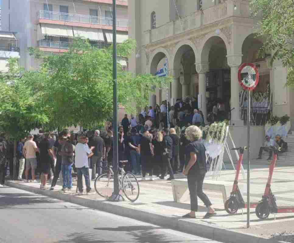 Δημήτρης Λιόπετας, Dimitris Liopetas, Πάτρα, Patras, Αγιος Διονύσιος, Agios Dionysios, κηδεία, funeral, τελευταίο αντίο, last farewell, θρήνος, mourning, συγκίνηση, emotion, στεφάνια, wreaths, οικογένεια, family, αδέλφια, siblings, γονείς, parents, απώλεια, loss, νέος 27 ετών, 27-year-old, Πατραϊκή κοινωνία, Patras community, αποχαιρετισμός, farewell, εκκλησία, church, φίλοι, friends, γνωστοί, acquaintances, θλίψη, grief, τοπική κοινωνία, local community, μνήμη, memory