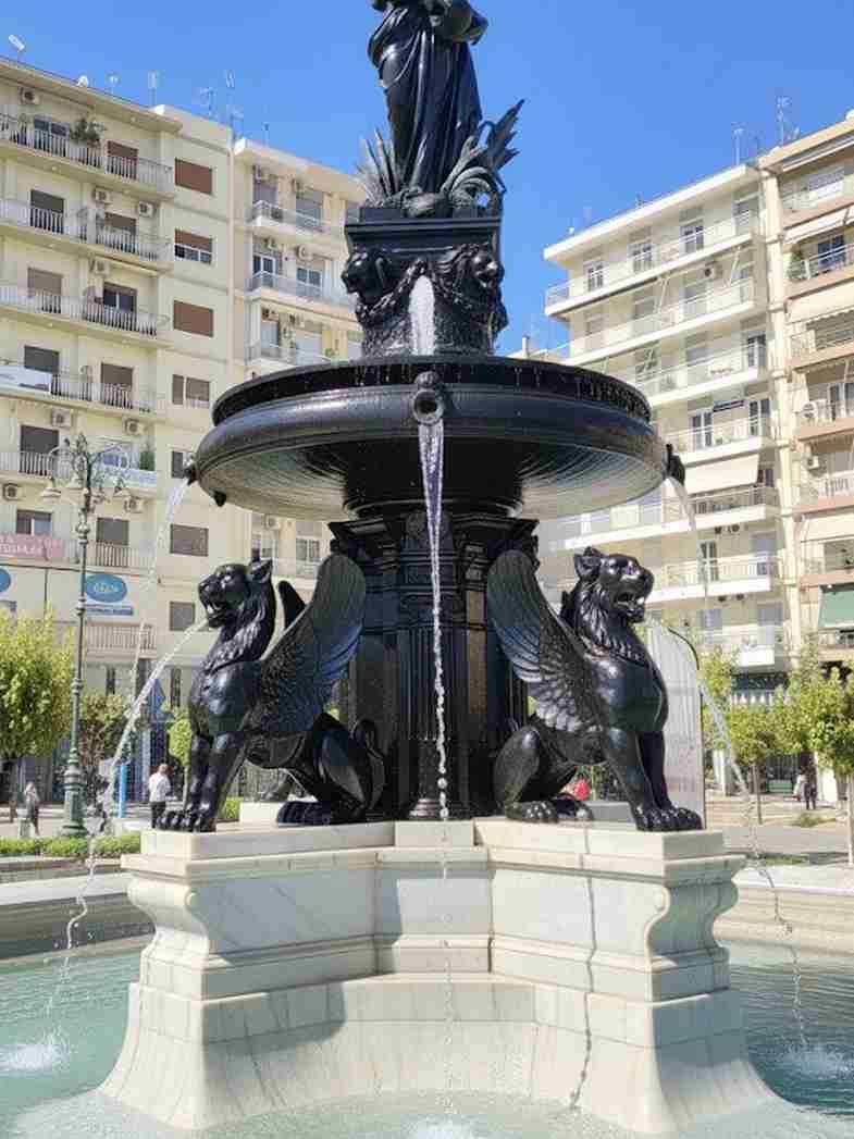 Πάτρα, Patras, Πλατεία Γεωργίου, Georgiou Square, συντριβάνι, fountain, Βασίλης Μαυρομύτης, Vasilis Mavromytis, τεχνητή νοημοσύνη, artificial intelligence, ψηφιακή απεικόνιση, digital rendering, αστική αναβάθμιση, urban renewal, αισθητική πόλης, city aesthetics, καθαρή πλατεία, clean square, Πατραϊκό κέντρο, Patras city center, φωτορεαλιστική εικόνα,